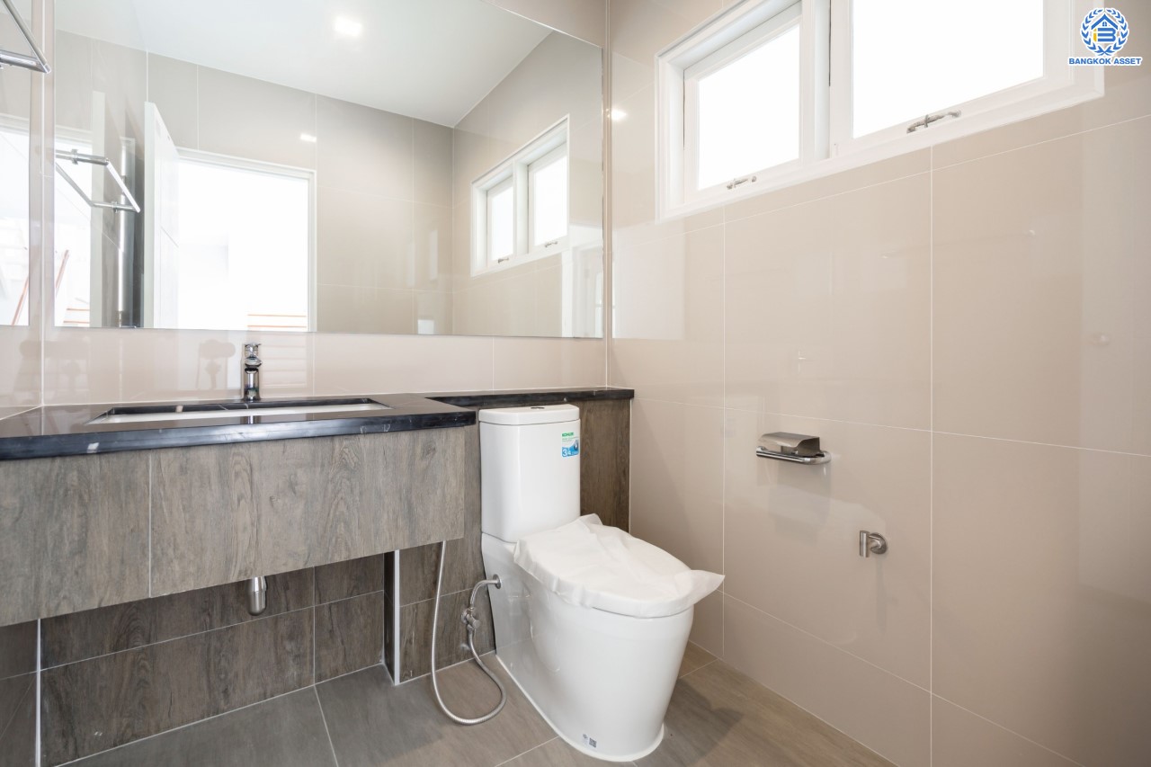 บ้านมือสองตกแต่งใหม่ ม.นันทวัน บางใหญ่-รัตนาธิเบศร์ บ้านเดี่ยวคุณภาพแบรนด์ LH ตอบโจทย์ทุกไลฟ์สไตล์ เนื้อที่ขนาด 66 ตร.ว. ฟังก์ชัน 3 ห้องนอน 3 ห้องน้ำ 1 ห้องแม่บ้านพร้อมห้องน้ำในตัว บนทำศักยภาพ หน้าโครงการติดถนนกาญจนาภิเษก ใกล้รถไฟฟ้าสายสีม่วง "สถานีสามแยกบางใหญ่" และทางด่วน "ศรีรัช"